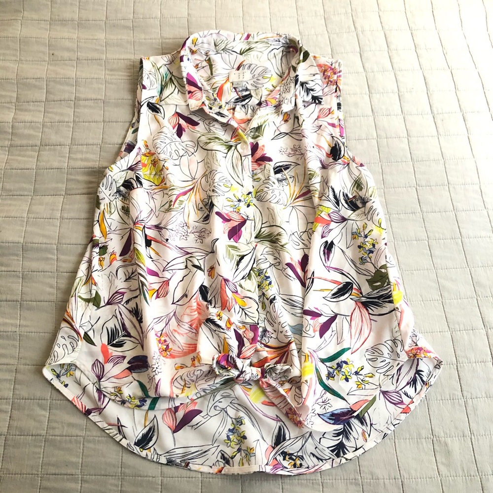 ✨ A New Day floral sleeveless blouse✨